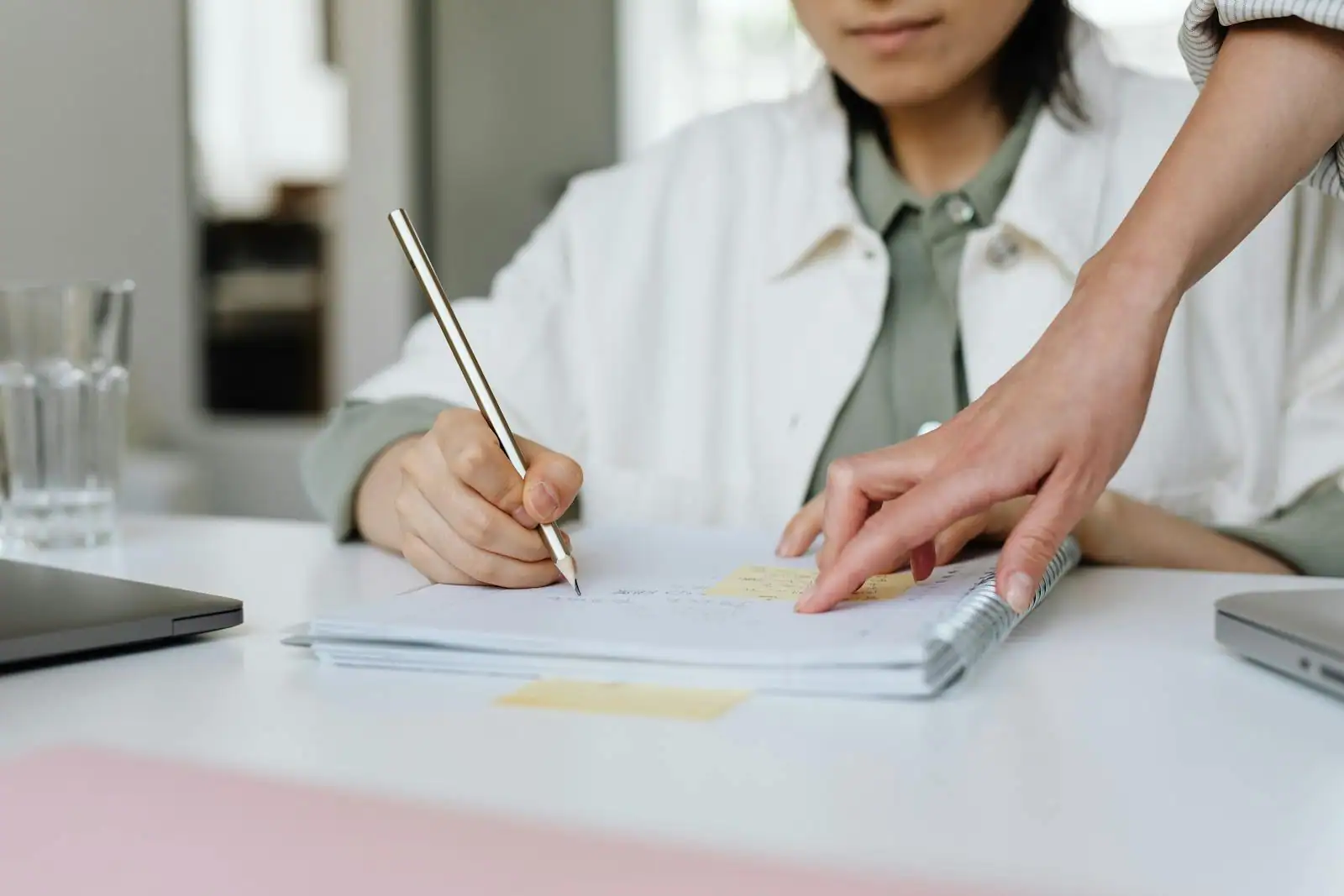 Une personne réfléchit à sa reconversion professionnelle lors d'un entretien de bilan de compétences