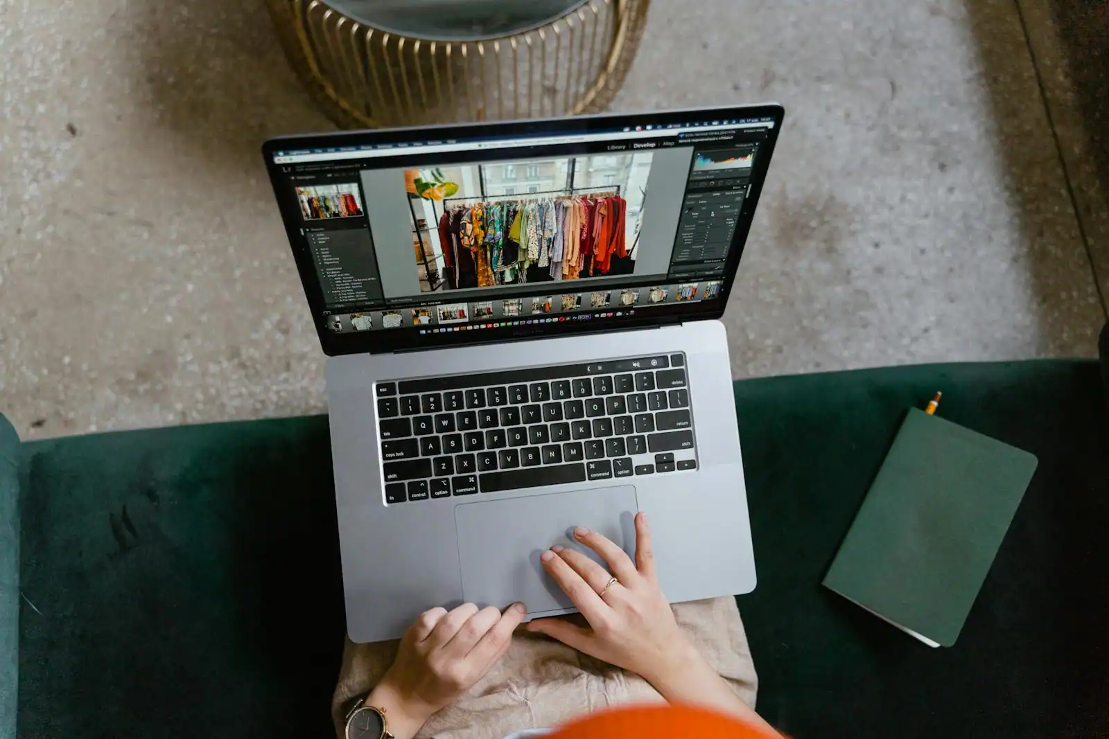 Femme consultant une boutique de vêtements en ligne sur son smartphone