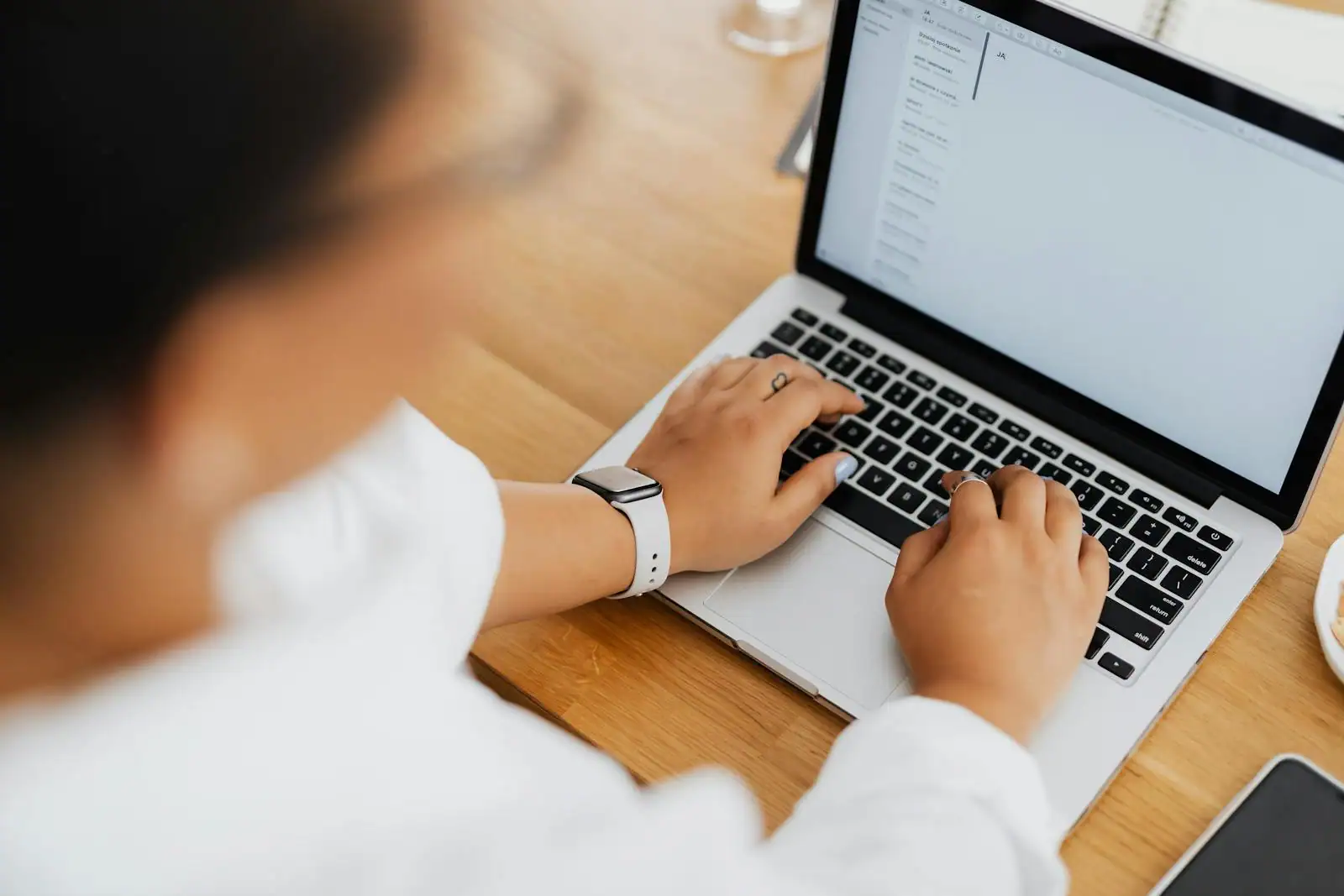 Personne créant un compte Gmail sur un ordinateur portable