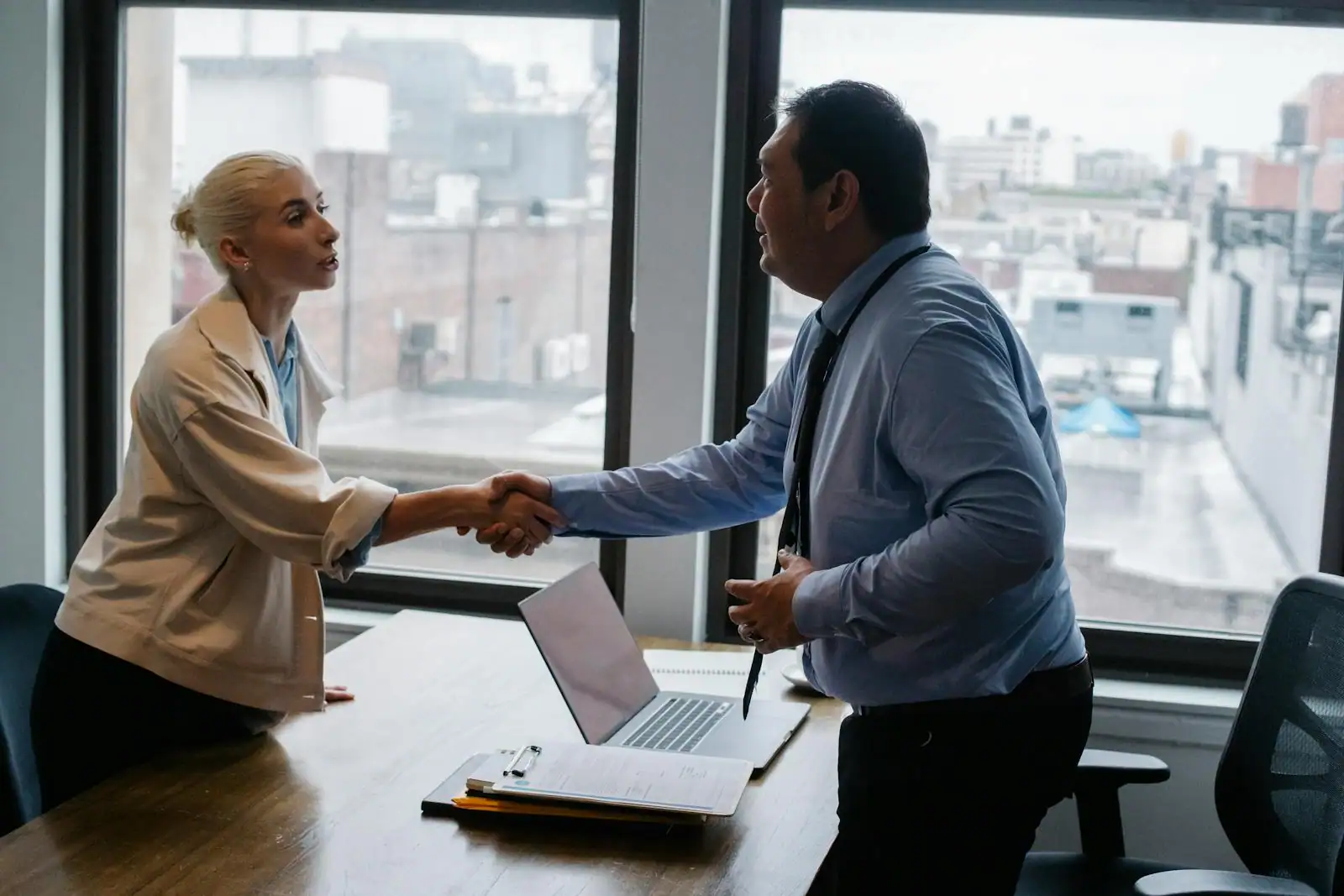 Candidat et recruteuse lors d'un entretien d'embauche dans un bureau