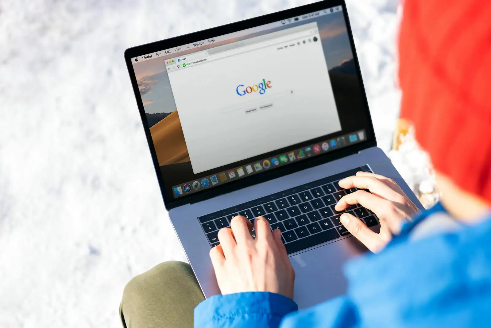 Personne consultant des offres d'emploi sur un ordinateur portable