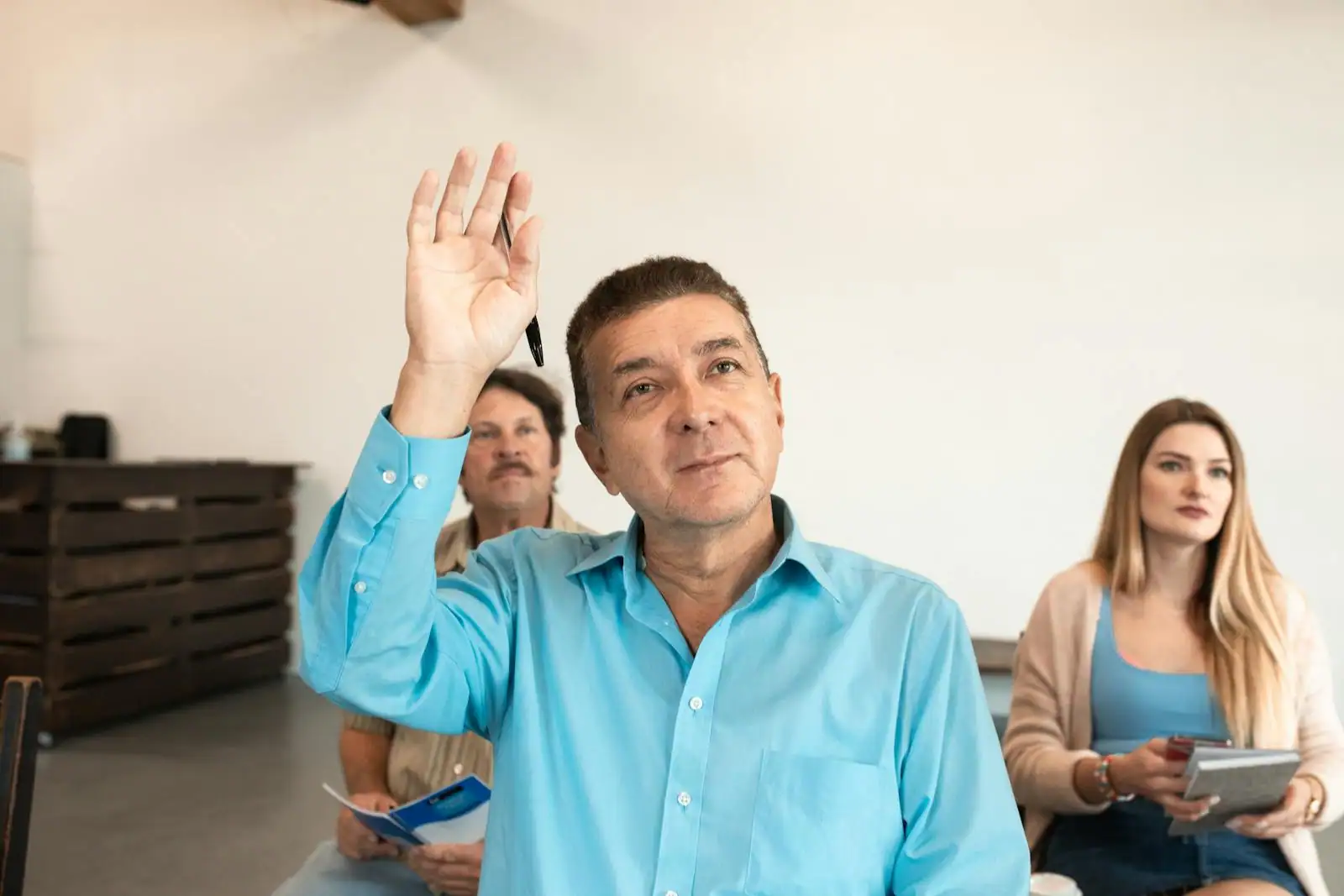 Adulte en formation de reconversion professionnelle prenant des notes