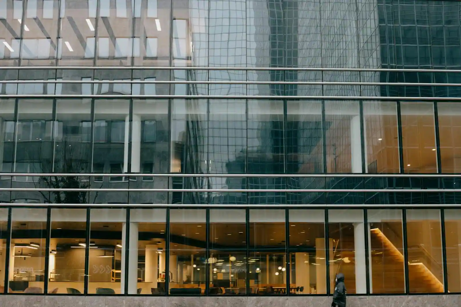 Façade vitrée d'un immeuble de bureaux moderne, image d'illustration générique d'un établissement financier