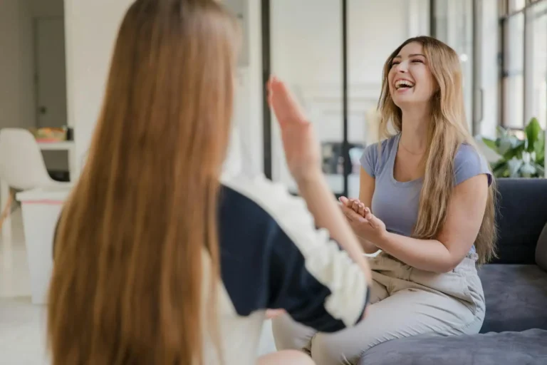 Communication non verbale : décrypter ce qui se dit sans mots