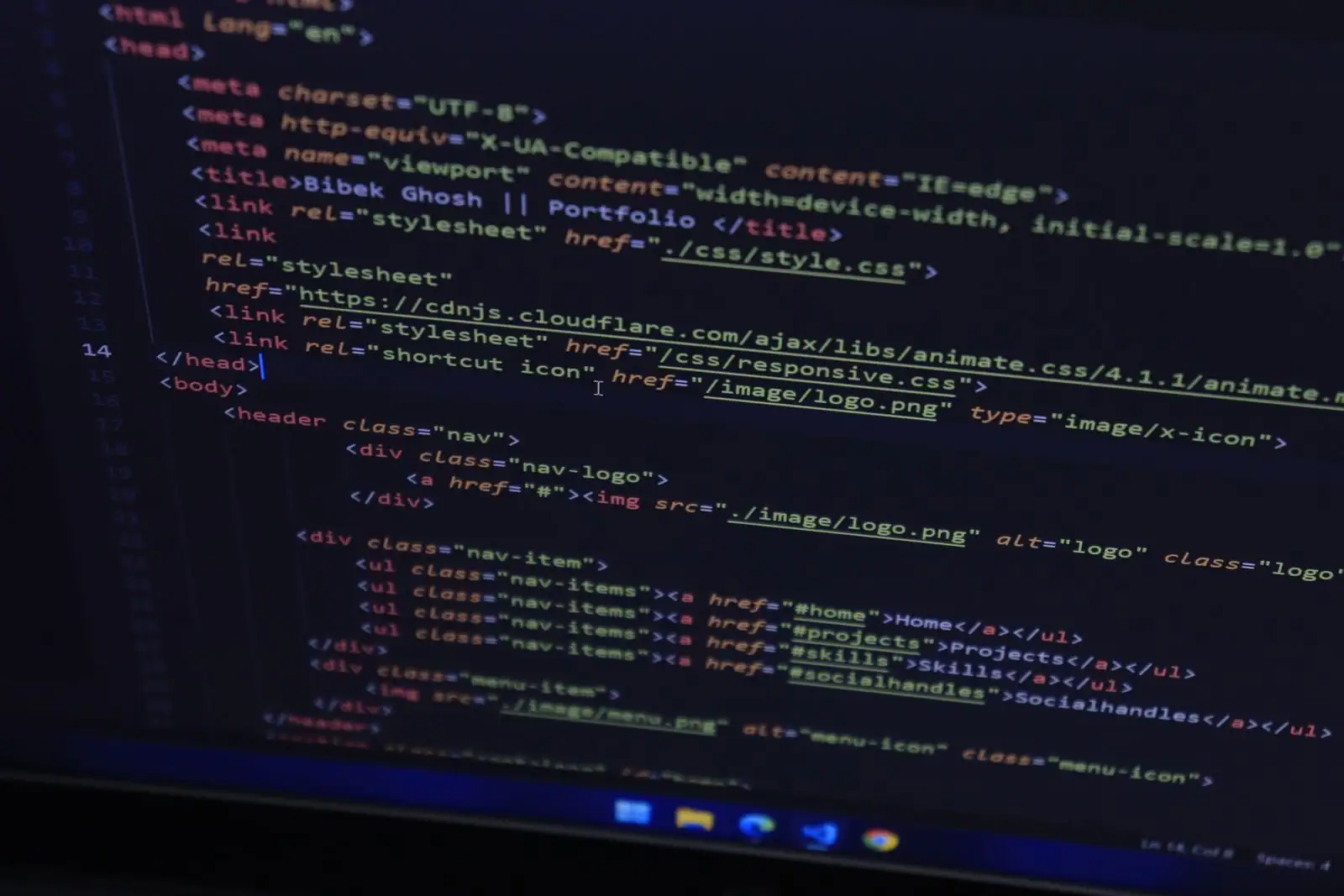 Code source HTML d'un site internet affiché sur l'écran d'un ordinateur, lors de sa création.