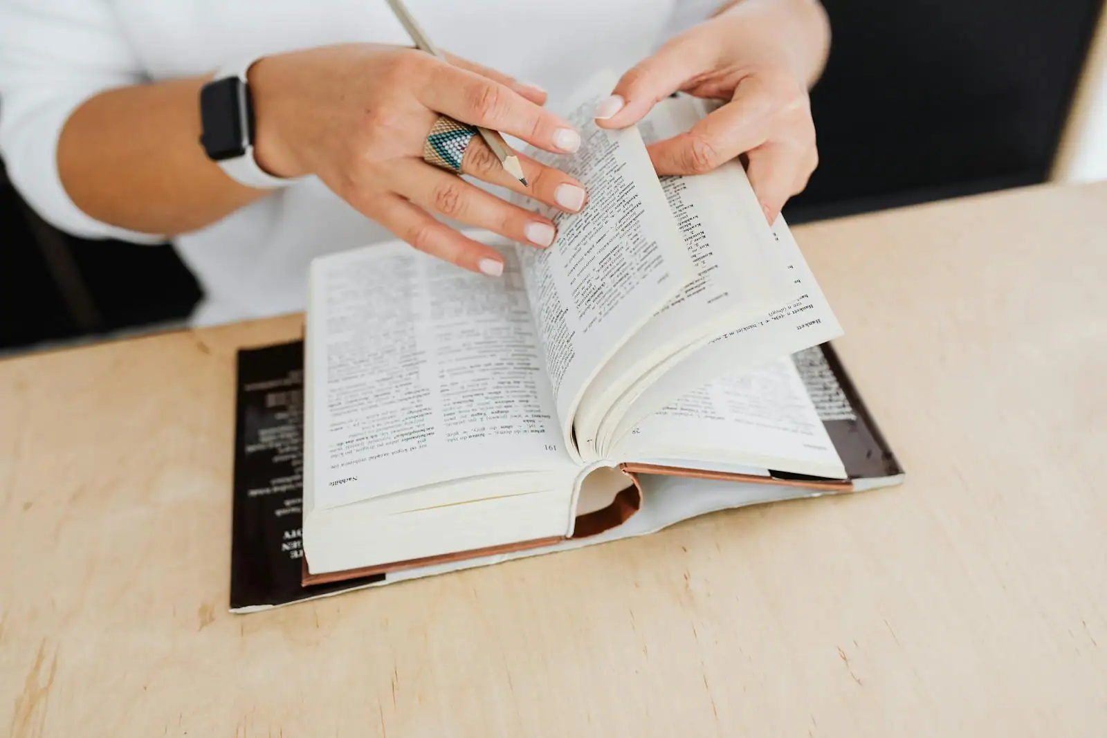 Dictionnaire ouvert sur une page, illustrant la recherche du mot juste en français.