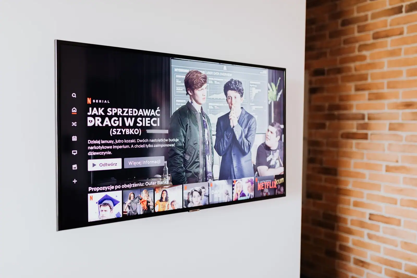 Téléviseur à écran plat fixé au mur, affichant une interface de streaming vidéo