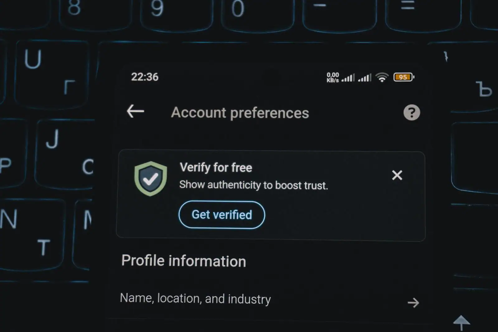 Personne saisissant un code de connexion sécurisé sur un ordinateur portable et un smartphone