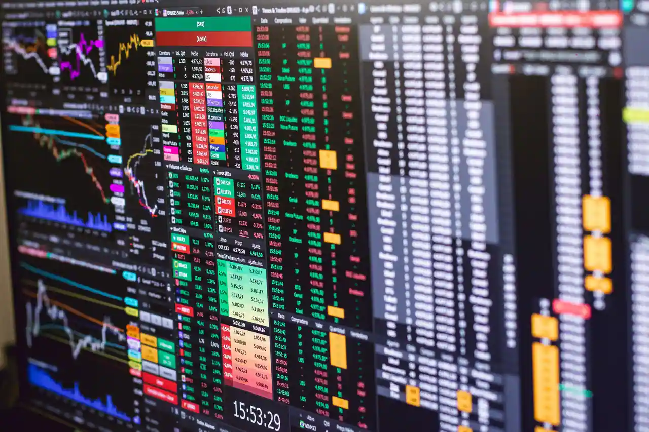 Écran de terminal de trading boursier affichant cotations, graphiques et carnets d'ordres.