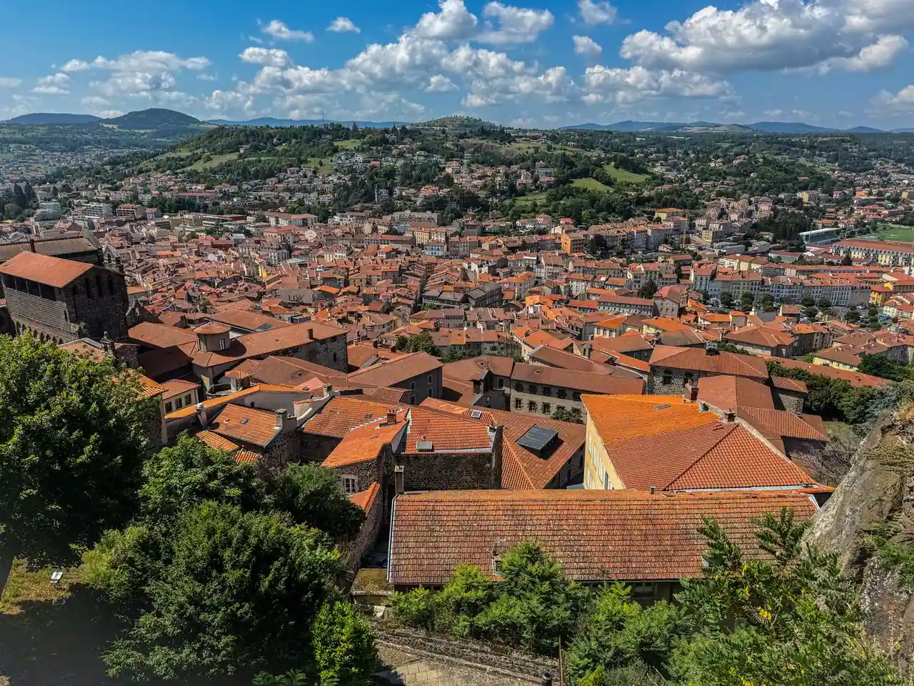 Vue aérienne du Puy-en-Velay, préfecture de la Haute-Loire, et de ses toits de tuiles rouges.