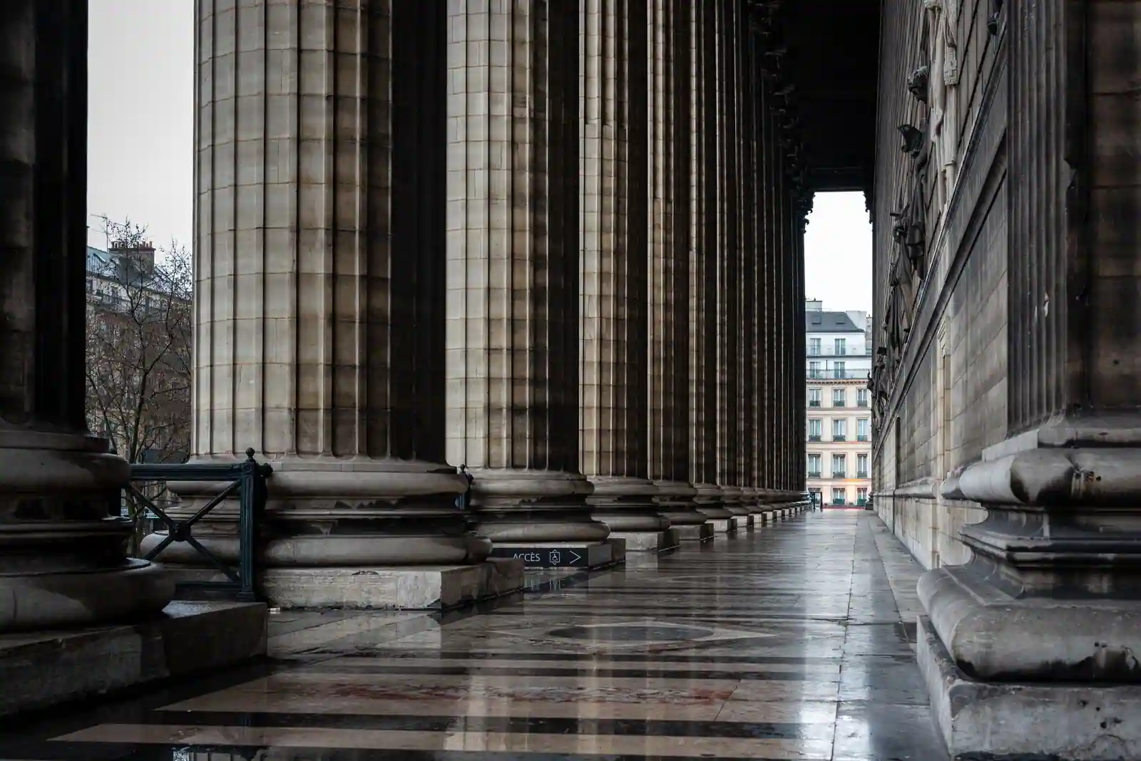 Colonnade néoclassique d'un monument parisien, à l'image de l'architecture des institutions financières.