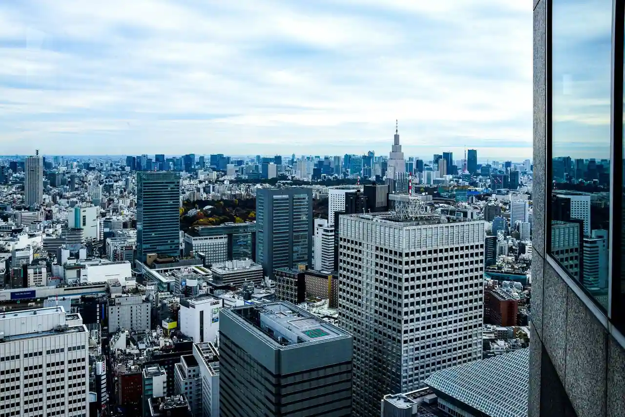 Panorama des gratte-ciel du quartier d'affaires de Tokyo au Japon, vus depuis une tour en journée.