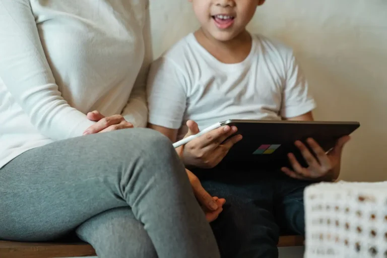 Communication facilitée : ce qu&rsquo;elle est vraiment, et ce que dit la science