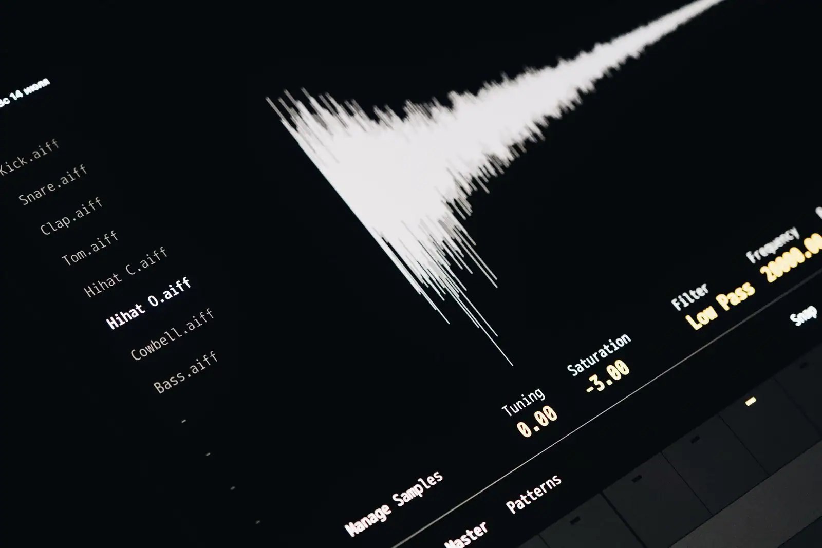 Écran d'un logiciel audio affichant une forme d'onde blanche et une liste de fichiers son sur fond sombre