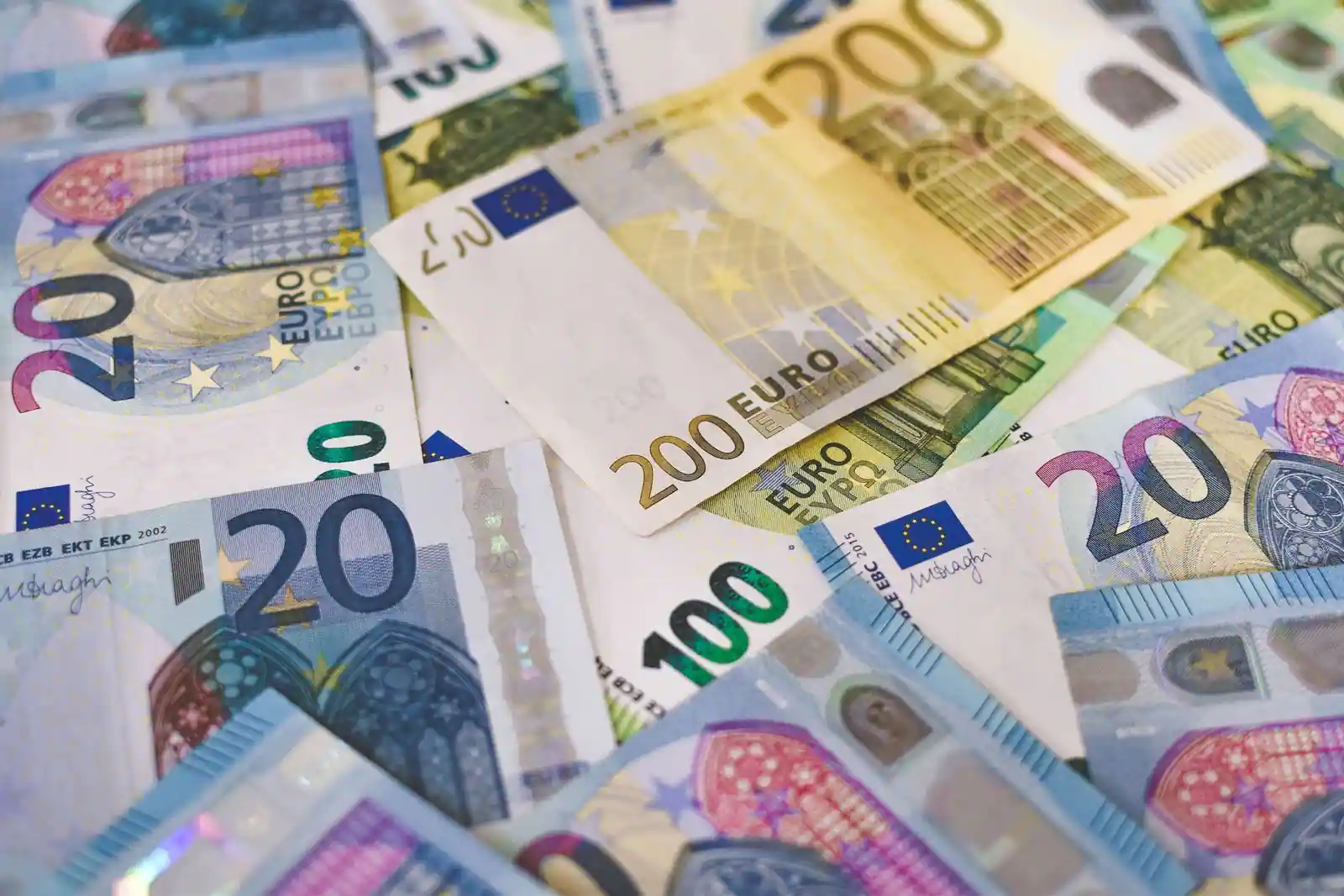 Billets de yens japonais et pièces posés à côté de billets en euros