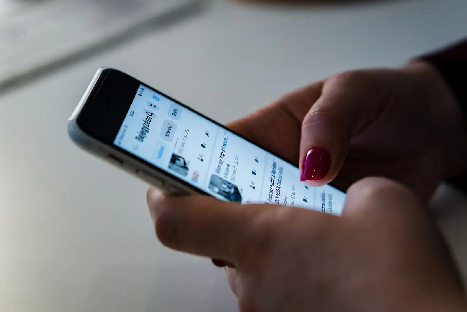 Personne consultant une application de réseau social sur l'écran de son smartphone