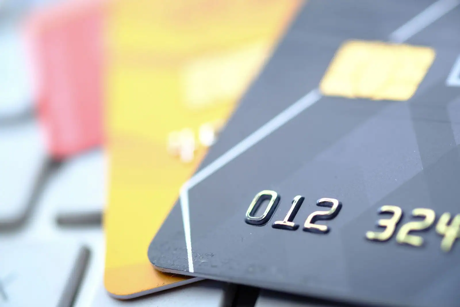 Gros plan sur des cartes bancaires posées sur un clavier, illustrant la sécurité des paiements