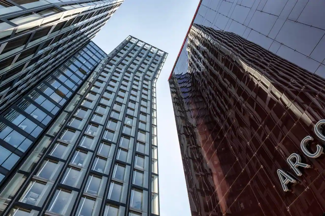 Façades vitrées d'immeubles de bureaux modernes dans un quartier d'affaires européen ensoleillé
