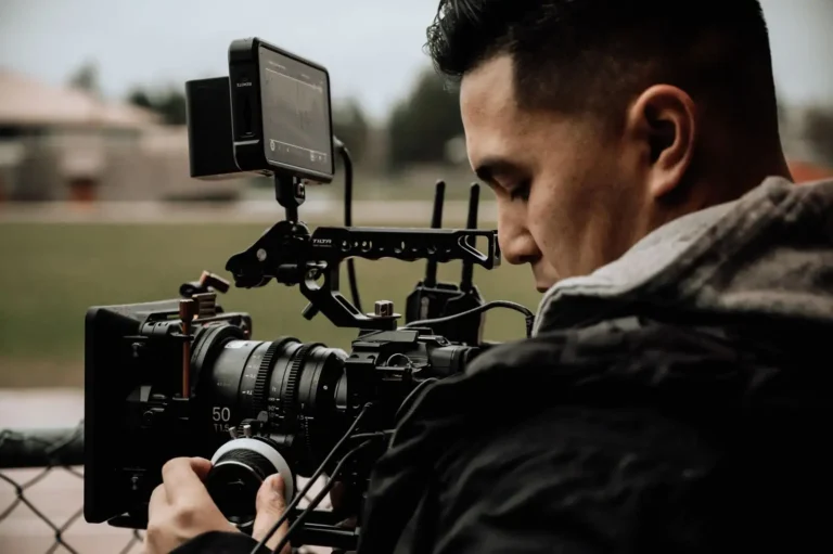 Freelance dans le film : ce que le mot cache vraiment