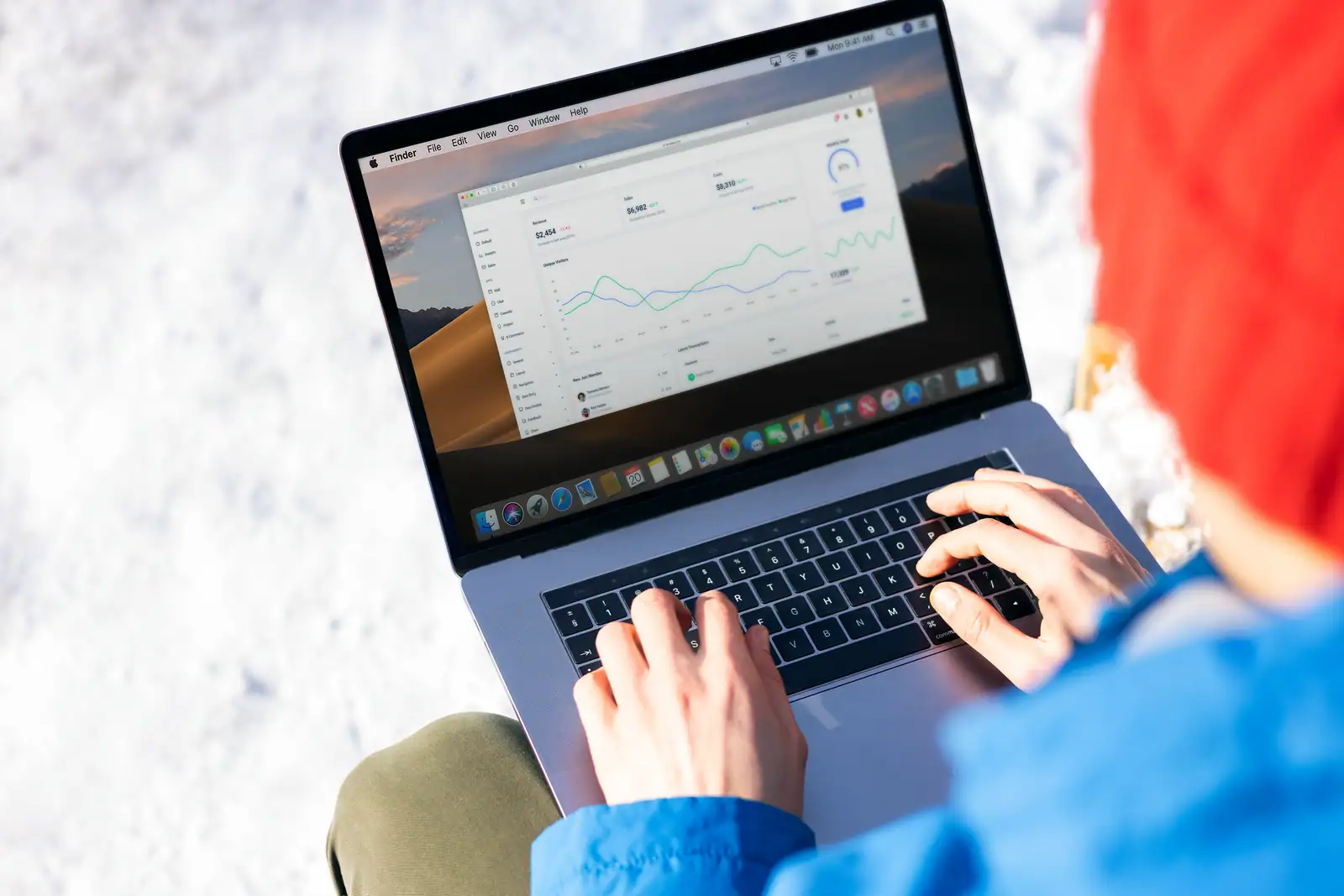 Consultant SEO indépendant analysant des données de trafic web sur son ordinateur.