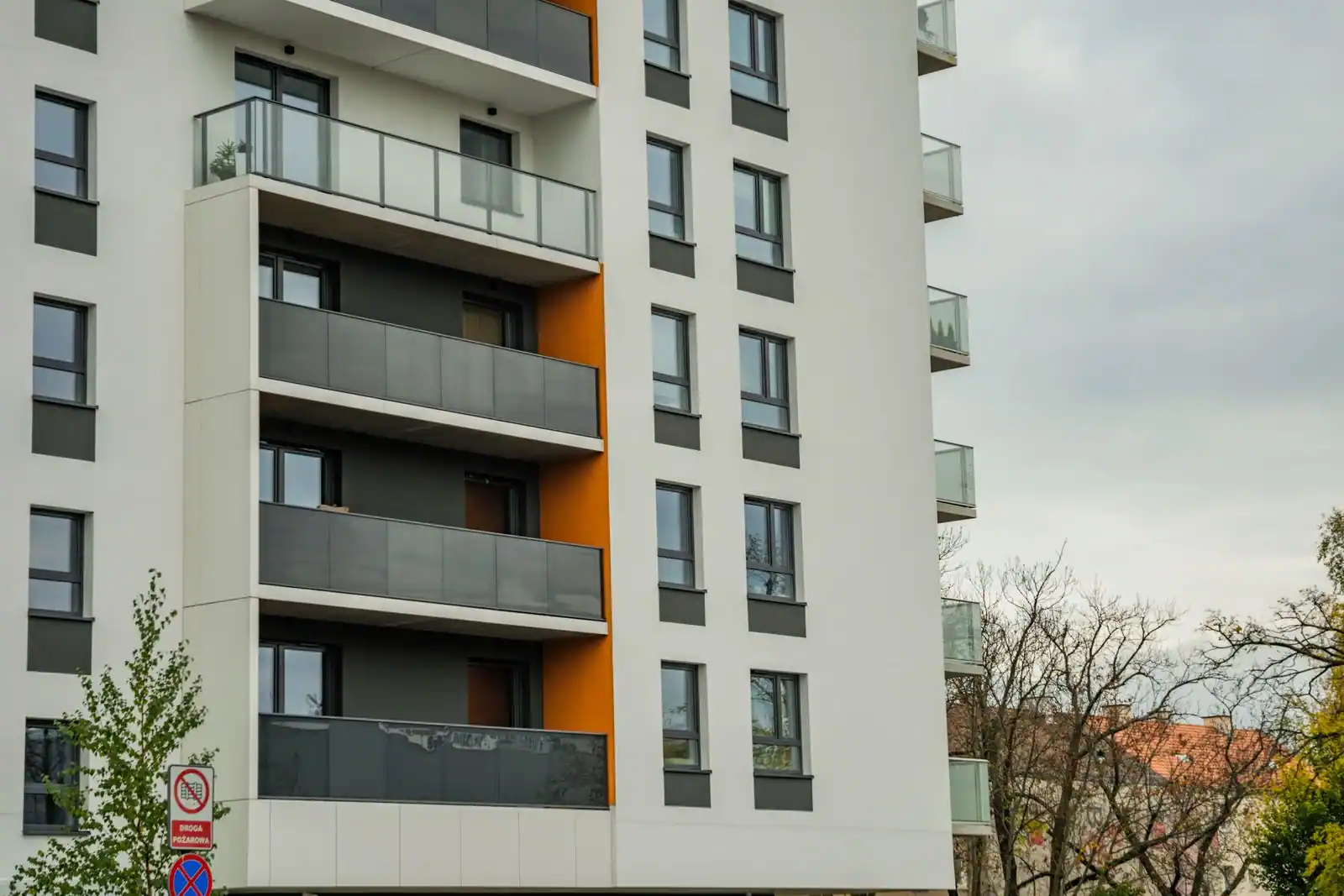 Immeuble résidentiel avec des balcons, illustrant un bien immobilier mis en location.