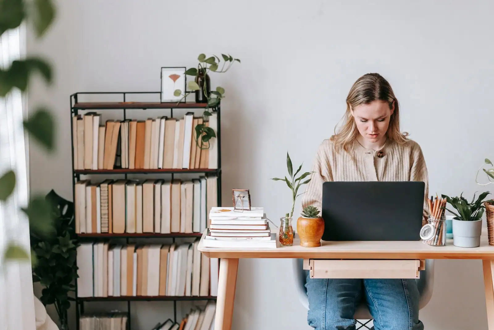 Freelance travaillant sur un ordinateur portable dans un espace de travail lumineux