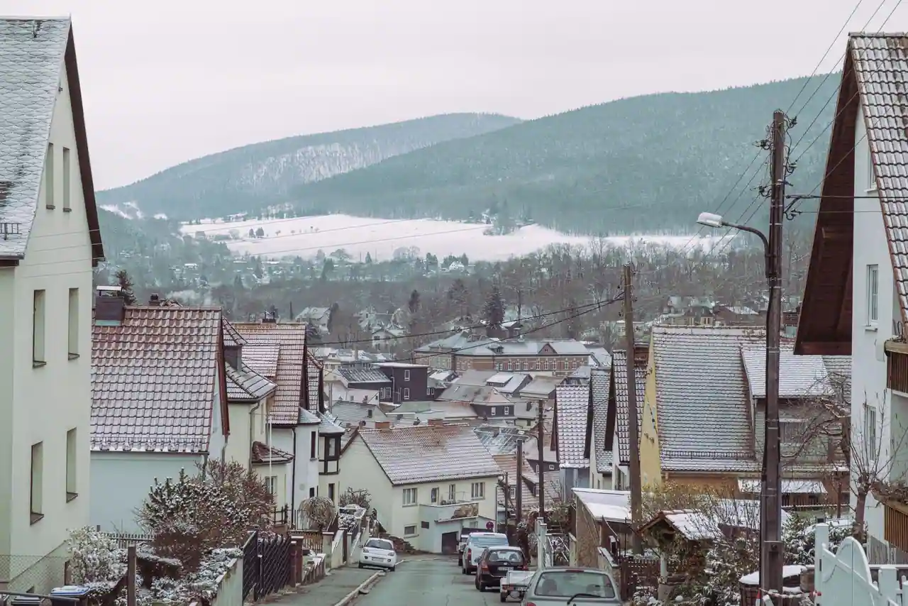 Quartier résidentiel de maisons, une image illustrant les biens soumis à la taxe foncière.