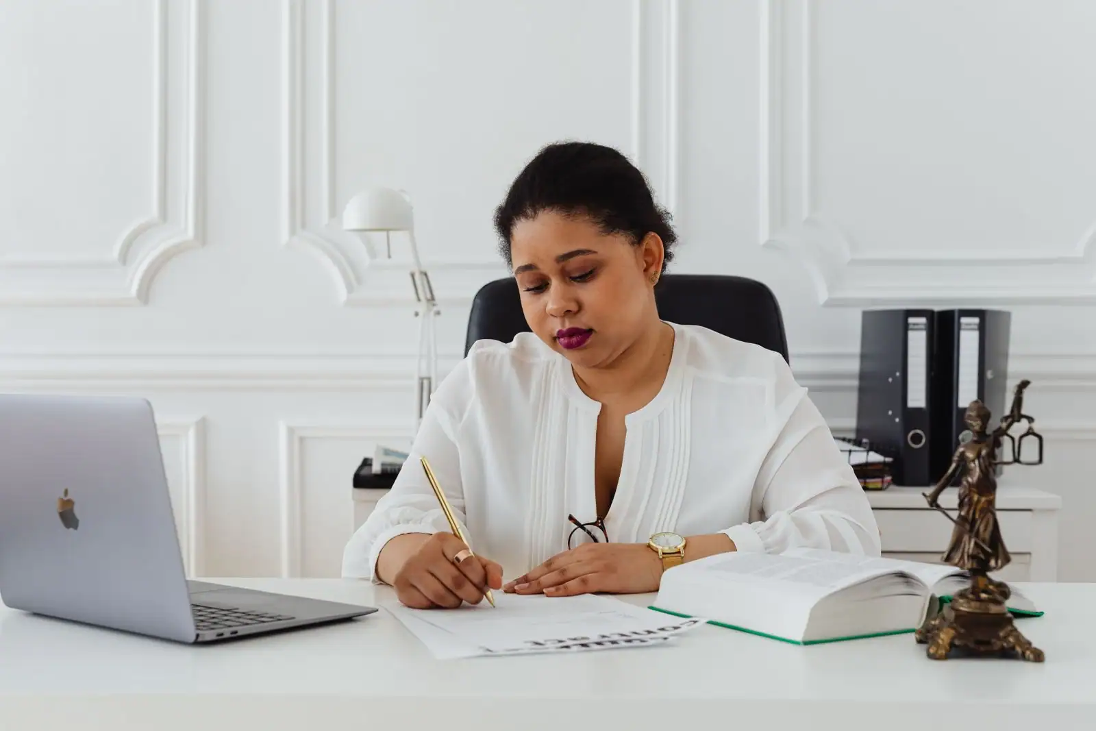Bureau avec documents juridiques et stylo, ambiance étude notariale pour la recherche d'emploi.