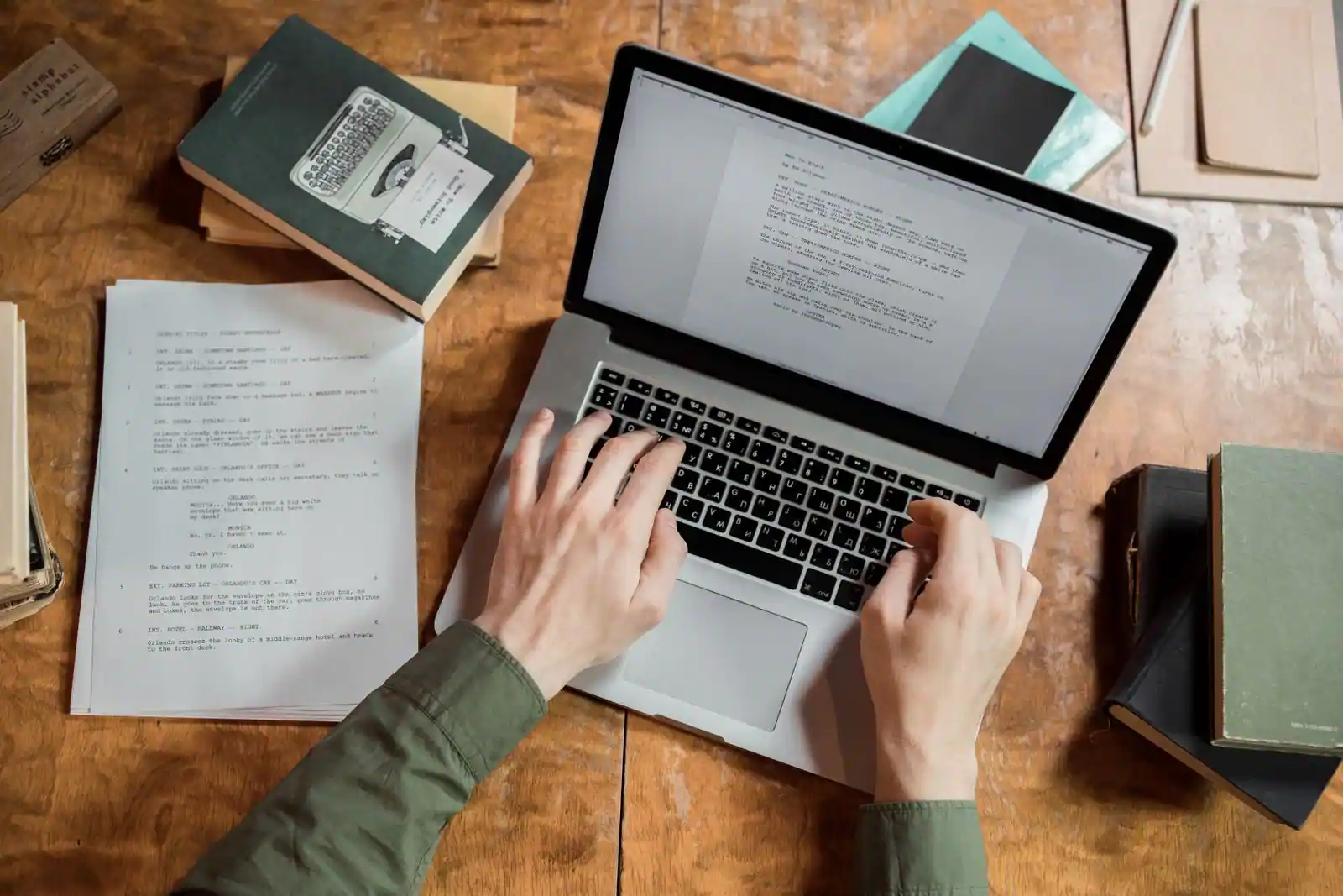 Freelance en communication travaillant sur un ordinateur portable dans un espace de travail lumineux