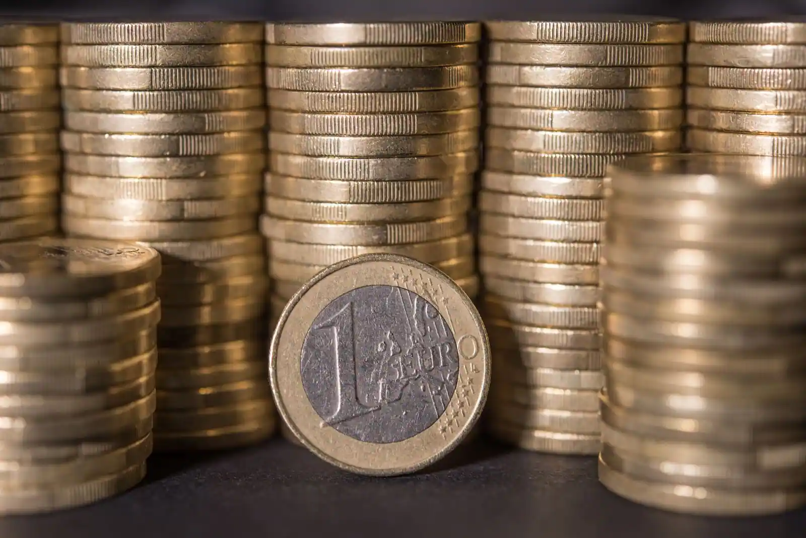 Piles de pièces d'un euro empilées, symbolisant l'épargne accumulée dans le temps