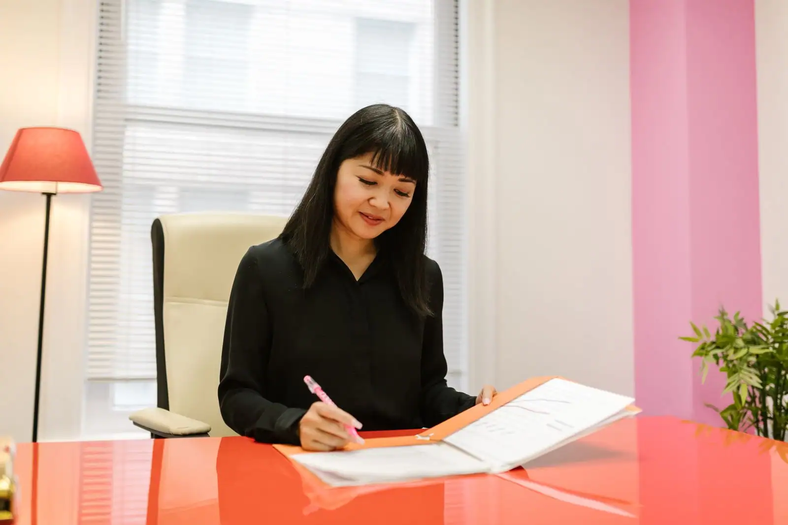 Conseillère d'un organisme de formation consultant un dossier administratif de stagiaire sur ordinateur